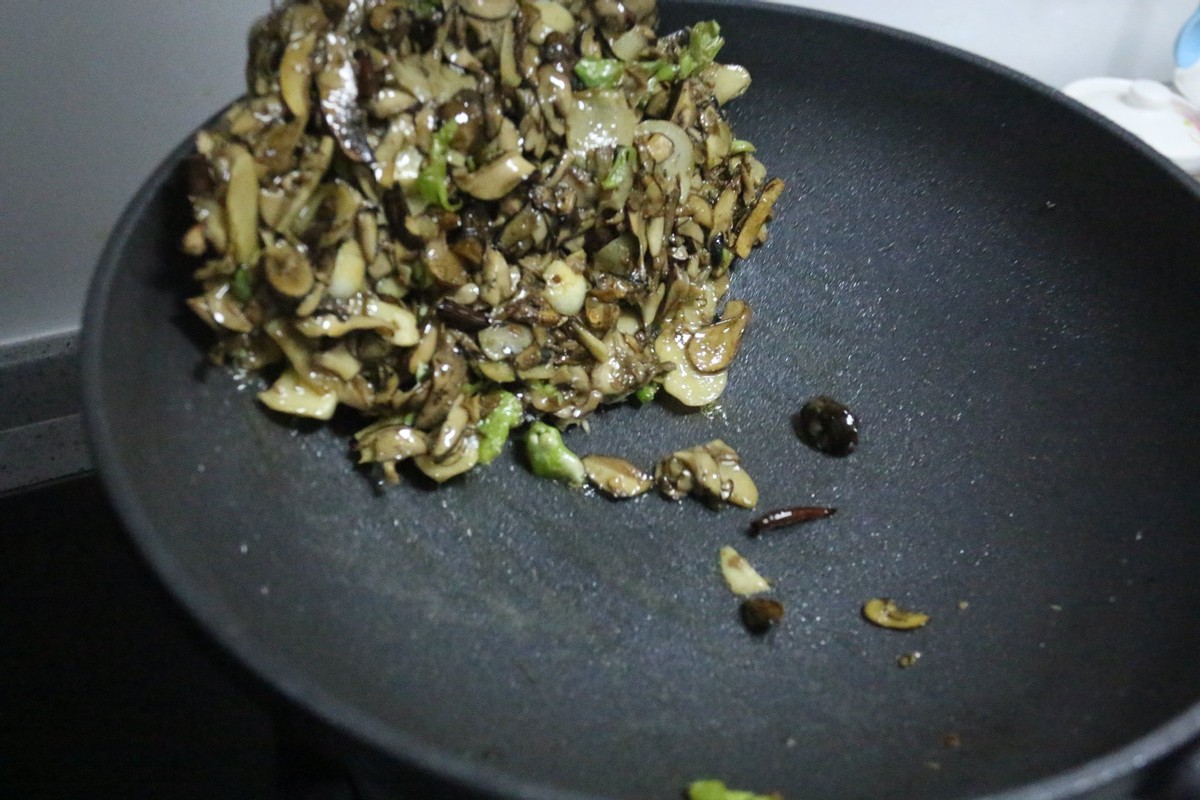 红伞伞遇上厚底锅 九阳晶钻，网友惊呼：不用躺板板