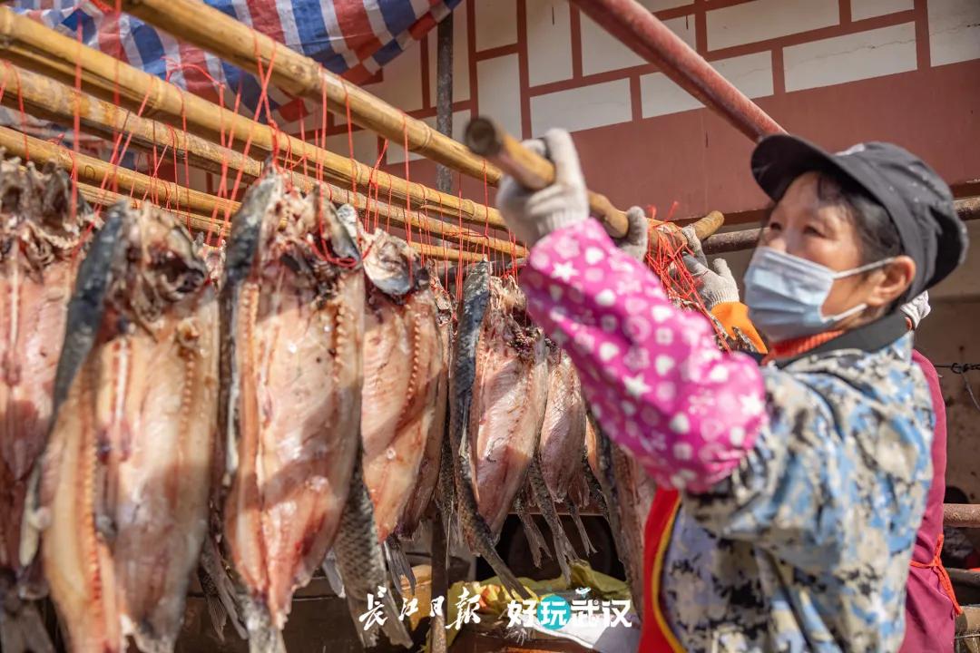 把腊肠和腊鱼串一串，串一个同心圆来过年