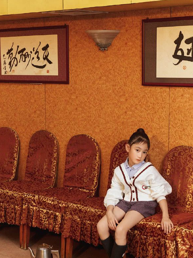 李小鹏女儿是放开了长？长发披肩气质出众，可样貌却有点意料之外