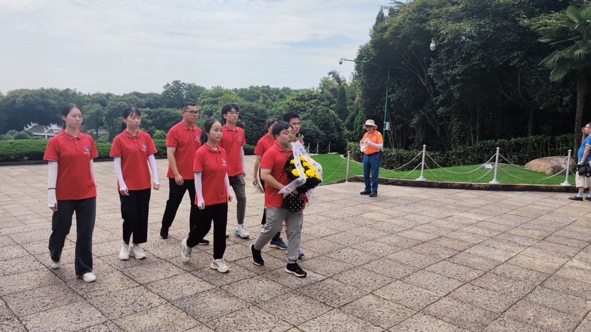 参观耀邦陵园，传承红色精神