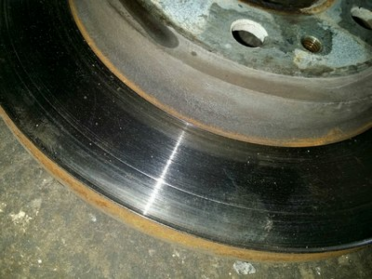 刹车片居然也有异常磨损？