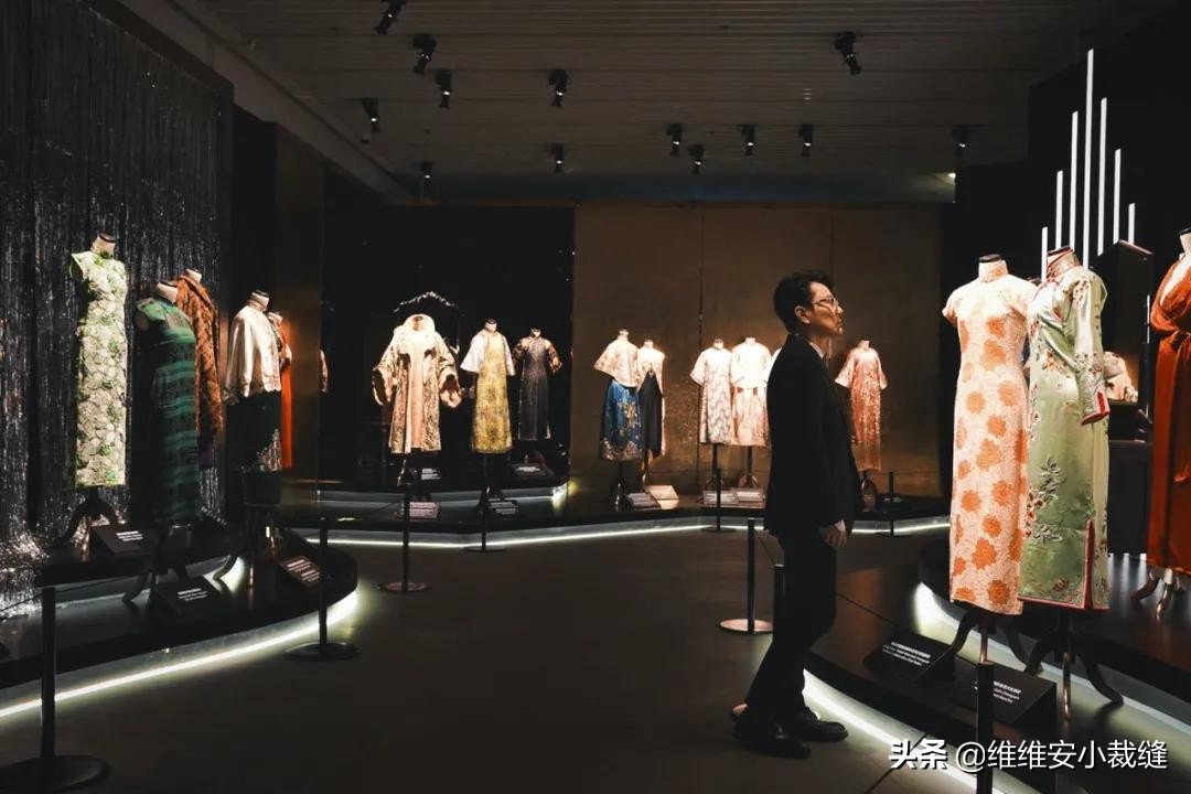 54岁张信哲不婚爱收藏！千件旗袍藏品惊艳众人，堪称国宝守护人