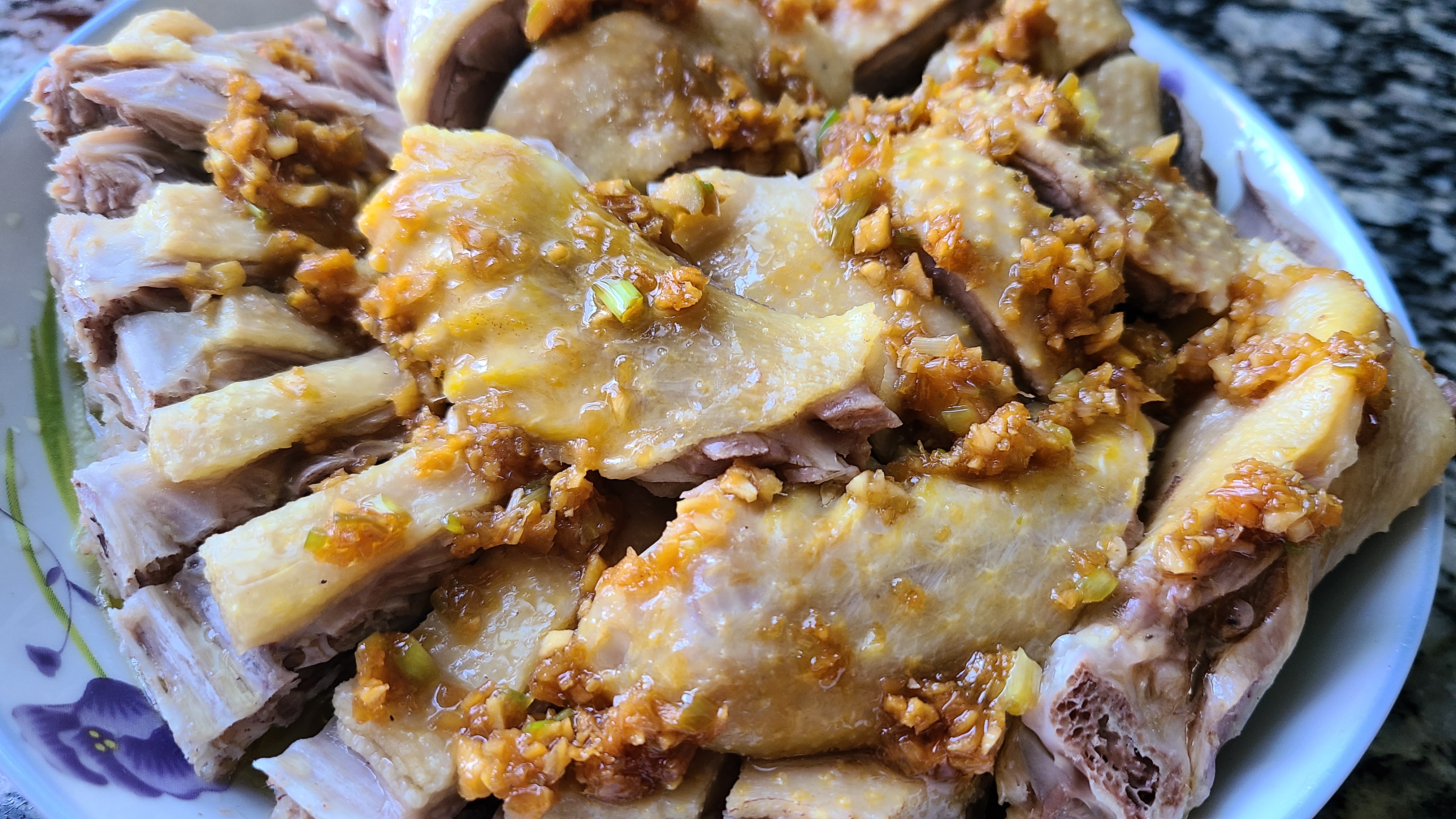 广东人很爱吃的沙姜白切鸭，香味浓味道棒，看着就好吃