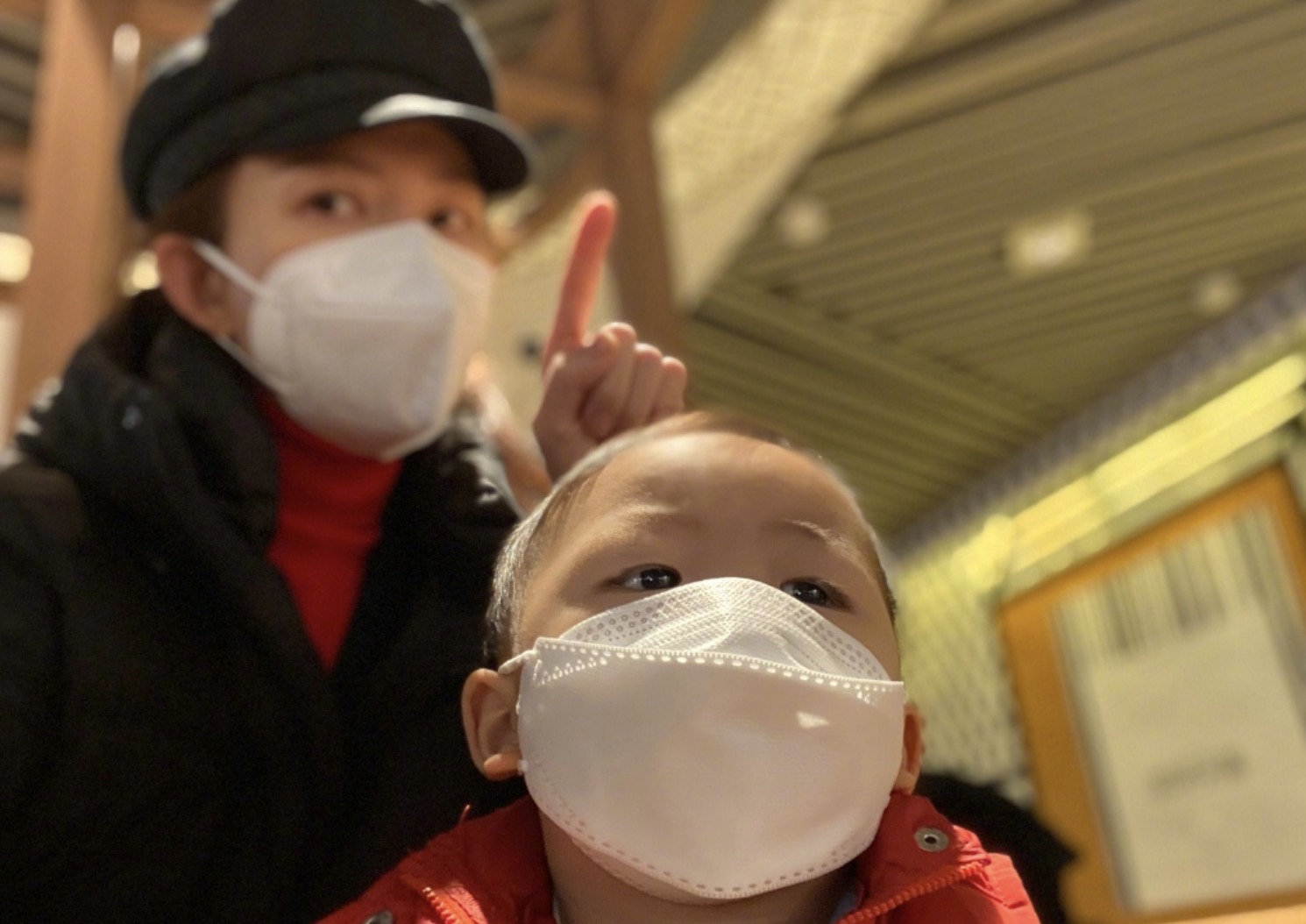 蔡少芬曬與兒子同框，母子倆戴口罩出行，魚蛋圓頭圓腦萌態十足