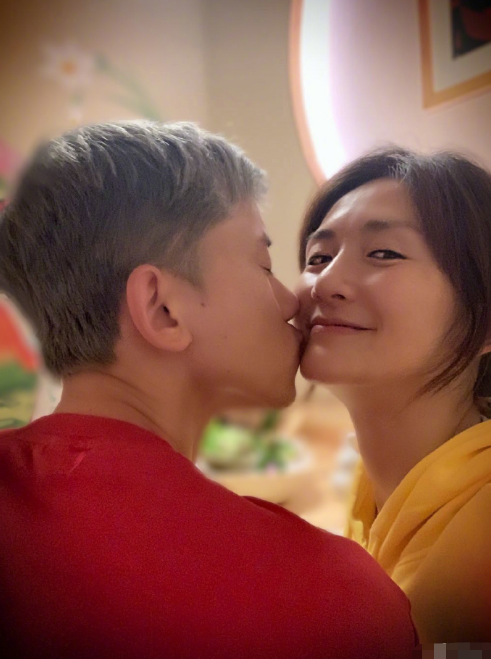 謝娜慶雙胞胎滿3歲，孕期不忘為女兒舉辦節目，跳跳俏俏近照超萌