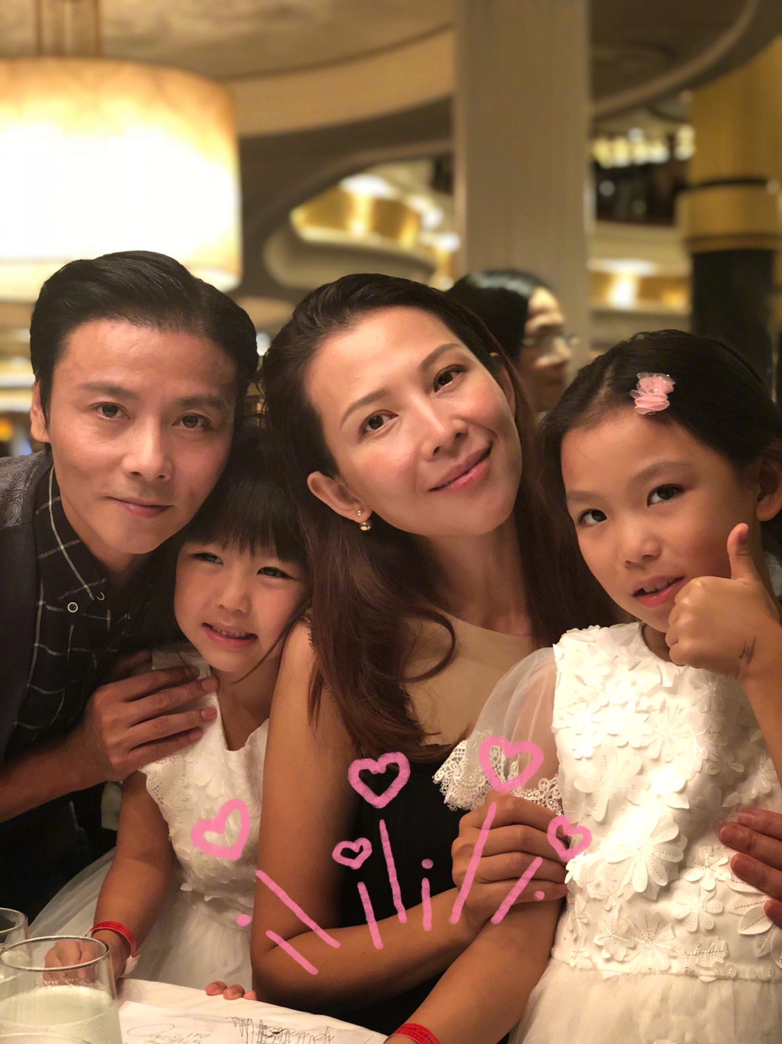 陈法蓉与洪欣母子为48岁蔡少芬庆生，张晋搂老婆入怀，甜蜜秀恩爱