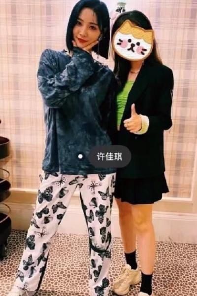 青2庆功宴现场！蔡徐坤西装现身，赵小棠休闲装扮引网友热议