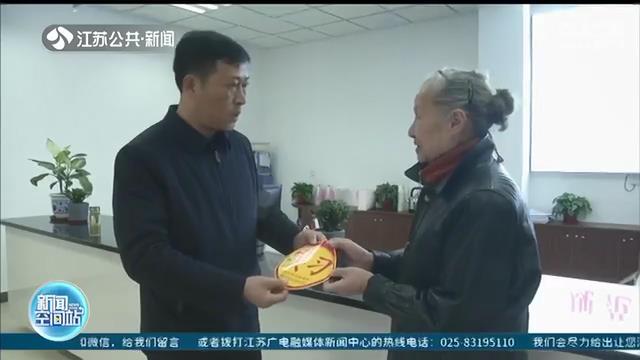 扬州77岁老奶奶考取驾照 想买车自驾游览祖国大好河山