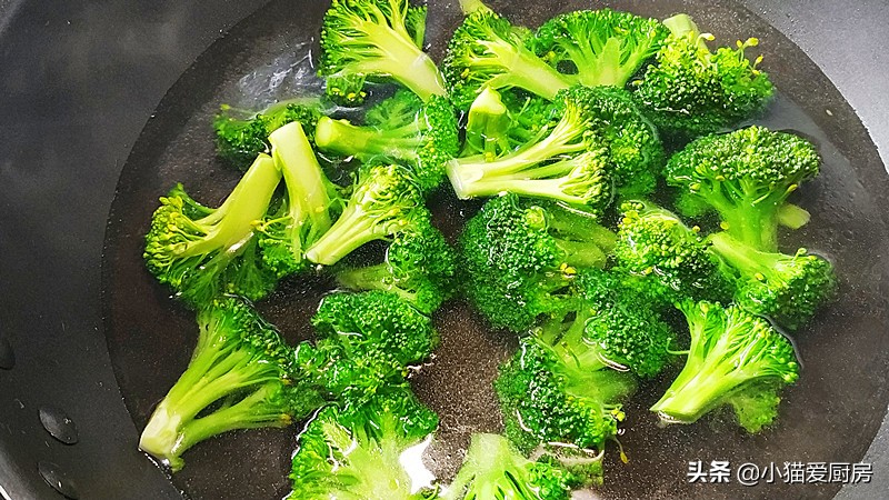 图片[7]-西蓝花新做法 用木耳和瘦肉一起做 味道不错 春节可以做来吃-起舞食谱网