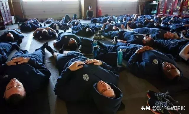 工作压力大!美国消防队员组团练瑜伽减压