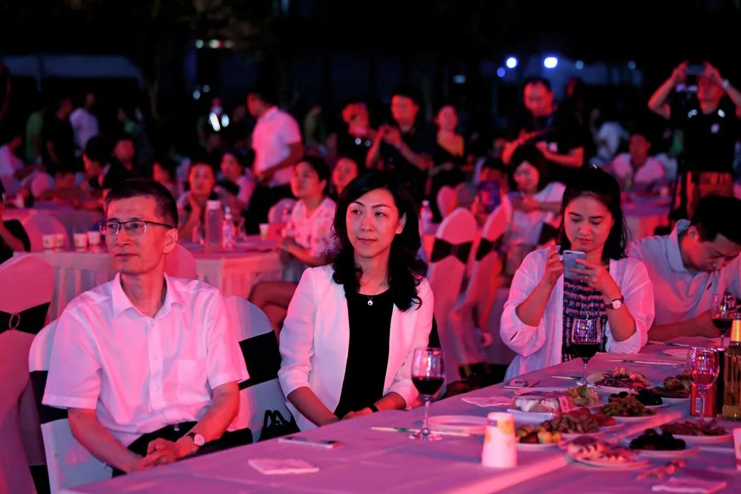 大梁酒庄成为不眠之夜 国际友城音乐周点燃“红白美酒”激情