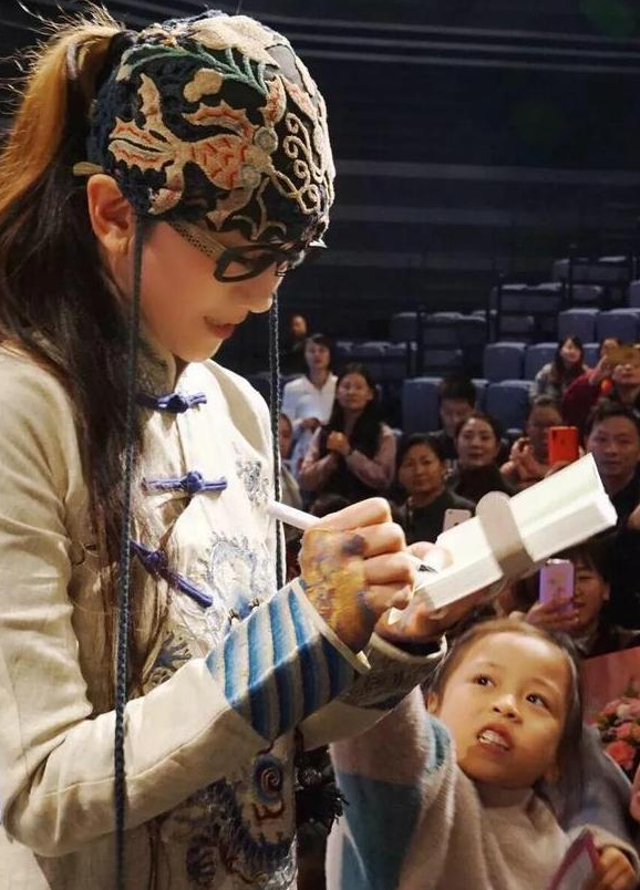 杨丽萍陪客拿空碗做样被批做作，20年不吃饭的她