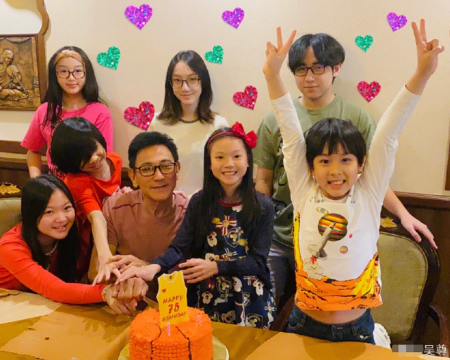 吴尊晒全家福为父亲庆生，75岁吴爸冻龄保养，孙子孙女画画送爷爷