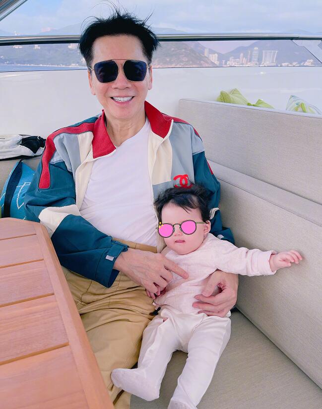 向佐父亲节晒全家福照，期待重聚中夹杂担忧，向太逃离台北疑受阻