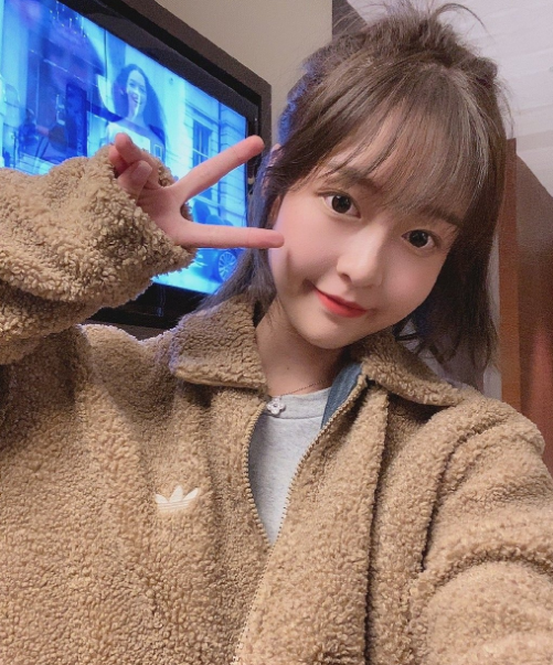 王思聪在泰国被拍到和一女孩街头逛夜市，看清