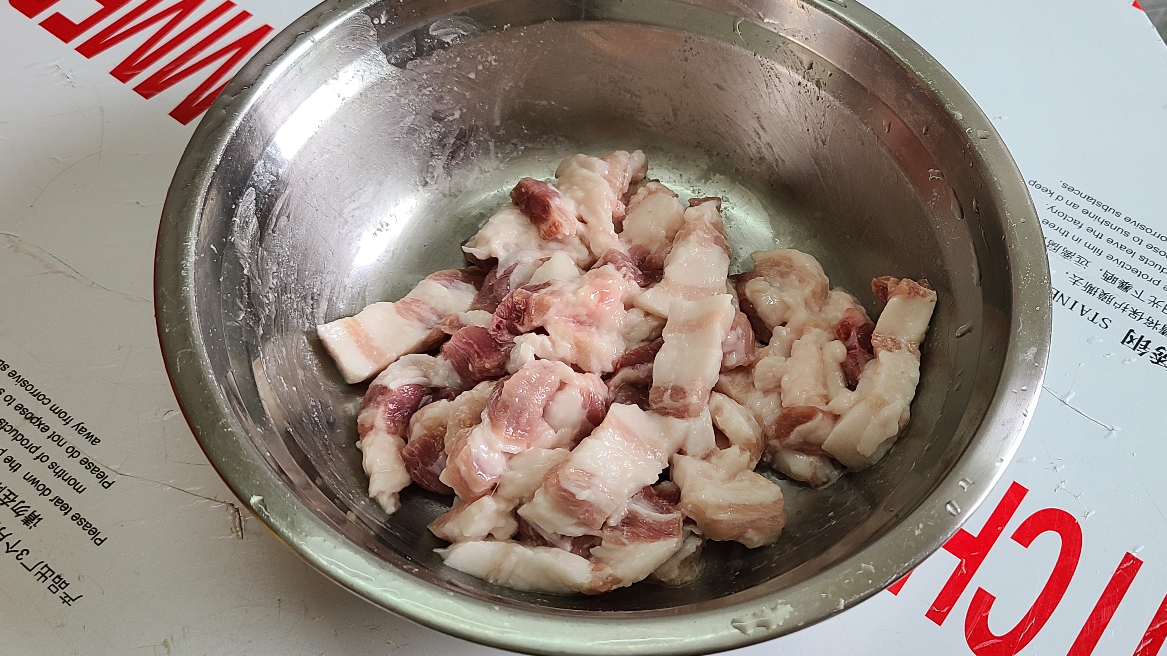 菠萝咕噜肉，广东夏天很火的一道美食，开胃又好吃，味道特别