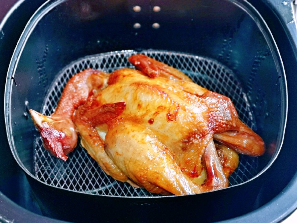 空气炸锅版辣酱烤鸡，鸡肉鲜嫩又入味，味道好吃，做法简单