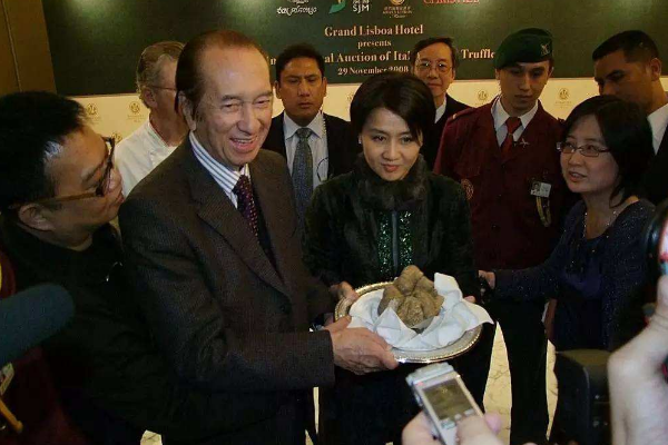 何鴻燊四太年輕時(shí)有多好看？身材苗條似明星，難怪何鴻燊夠迷戀