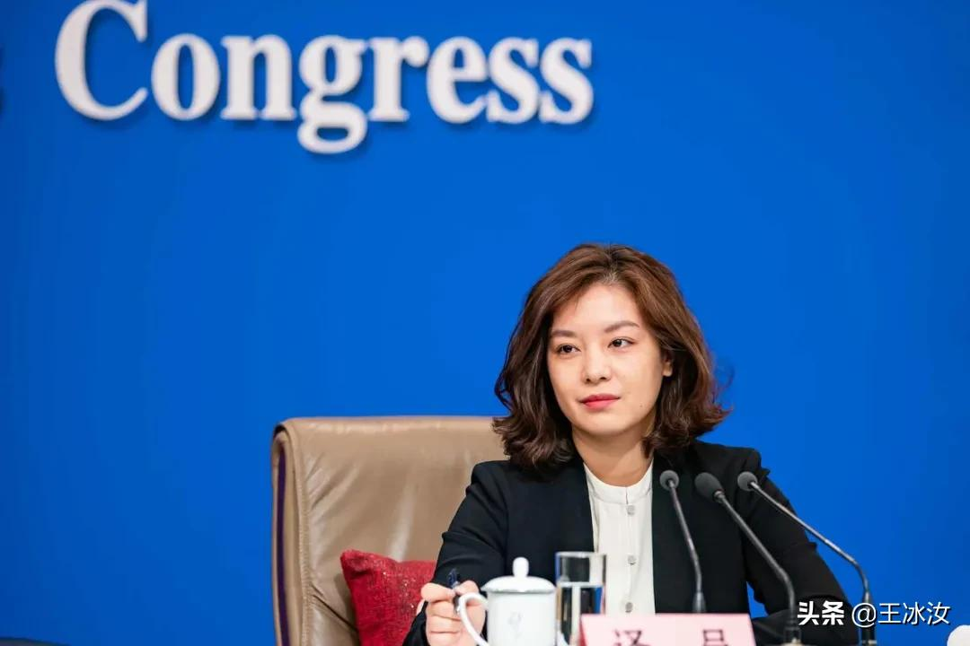被吐槽的紫发女竟是美国总统首席翻译!但权威人士说她水平并不糟 美国总统 首席翻译 权威人士 第11张 被吐槽的紫发女竟是美国总统首席翻译!但权威人士说她水平并不糟 美国总统 首席翻译 权威人士 第11张