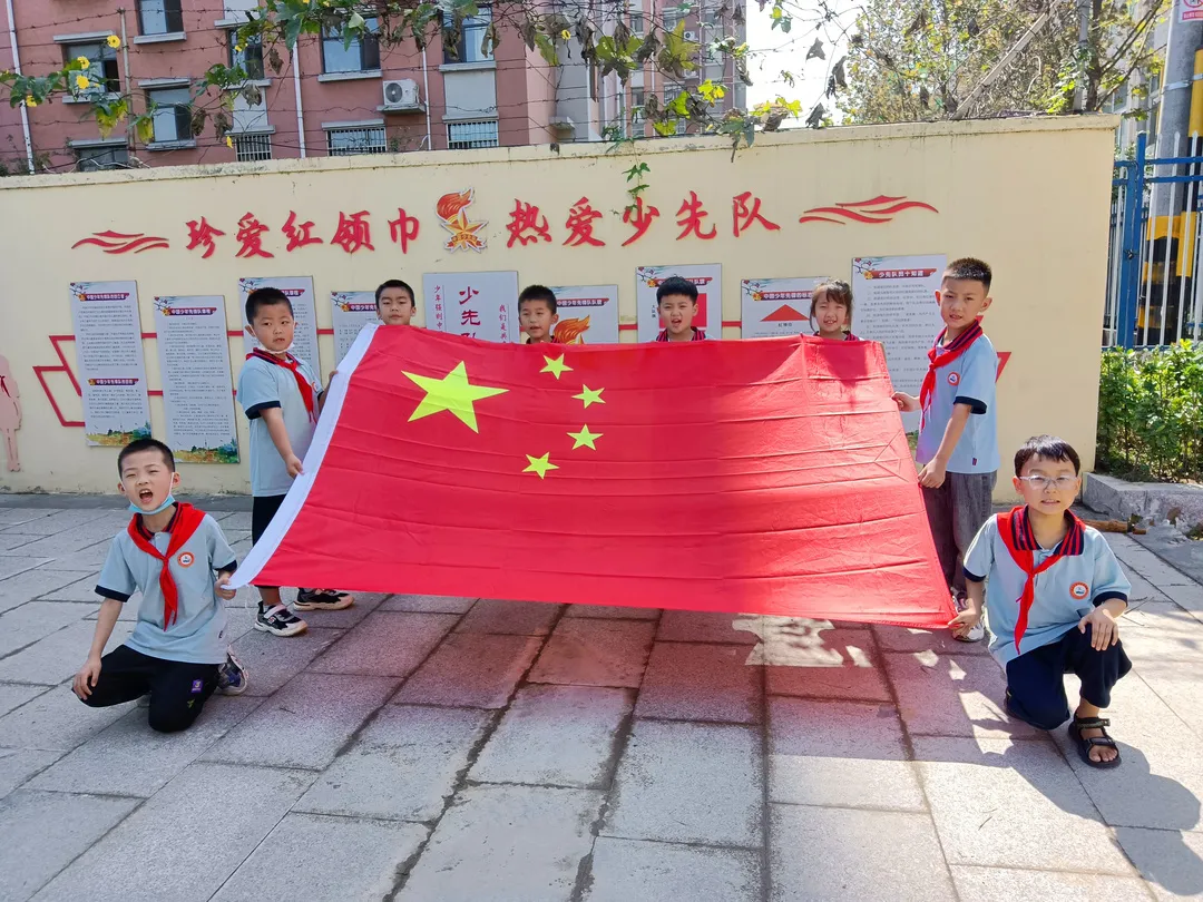 安丘市职工子弟学校:我和国旗合个影”活动(图4)