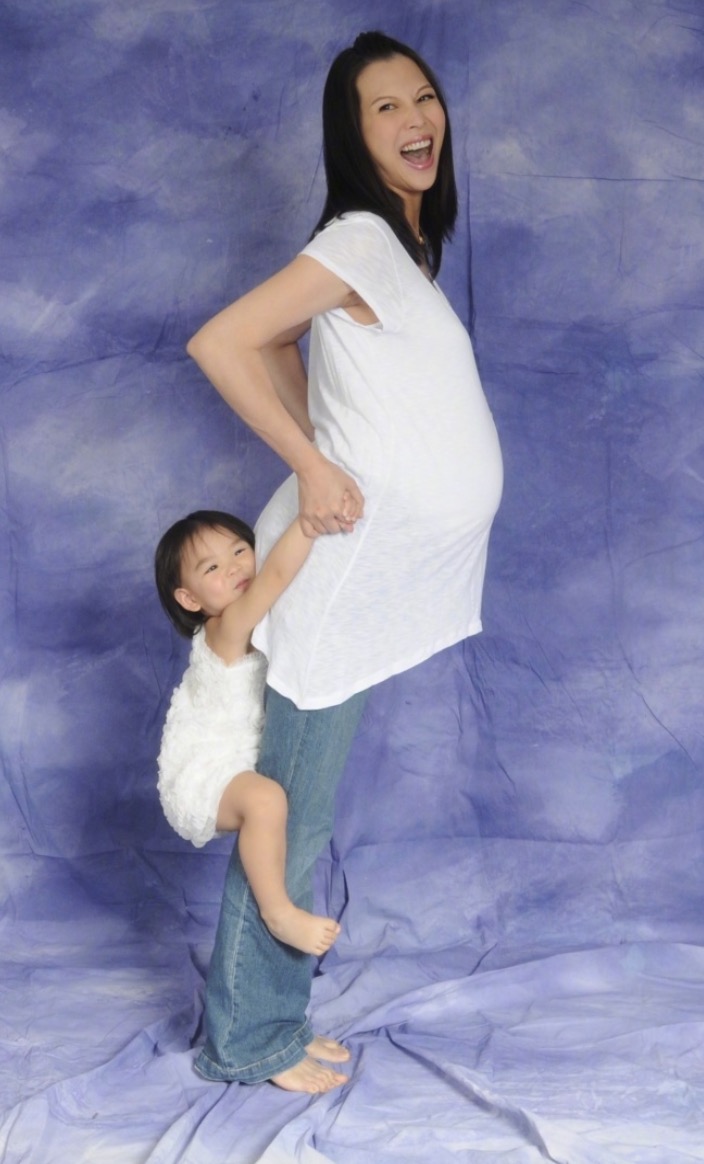 魚蛋1歲生日，蔡少芬哭得鼻子通紅，兒子被親成表情包萌態十足