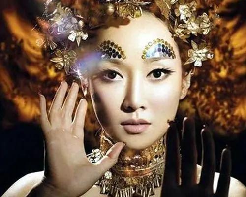“反拿話(huà)筒”假唱事件后，跌落神壇的薩頂頂去哪了？