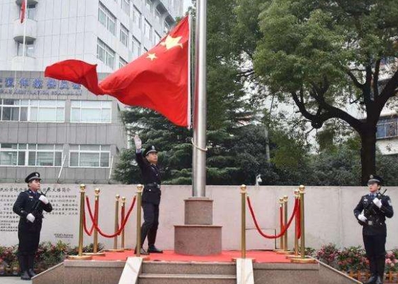 日本人脚踢中国升旗台, 嘴里骂骂咧咧, 我国解放