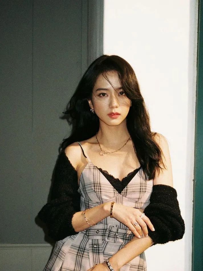 别再“披头散发”了！这4款冬季发型才够美够撩