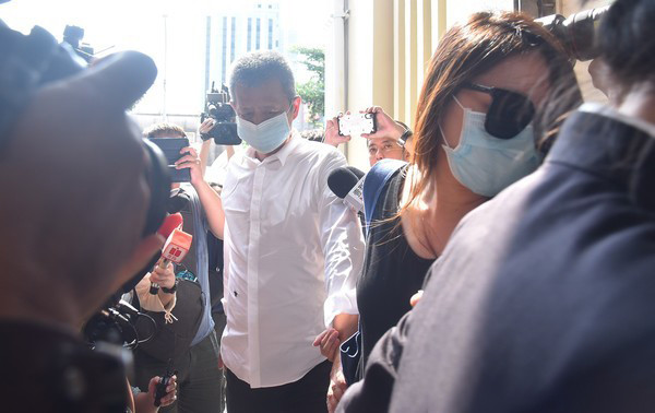 黄鸿升妹妹牵手爸爸现身殡仪馆，灵堂曝光，遗照是爸爸亲自挑选