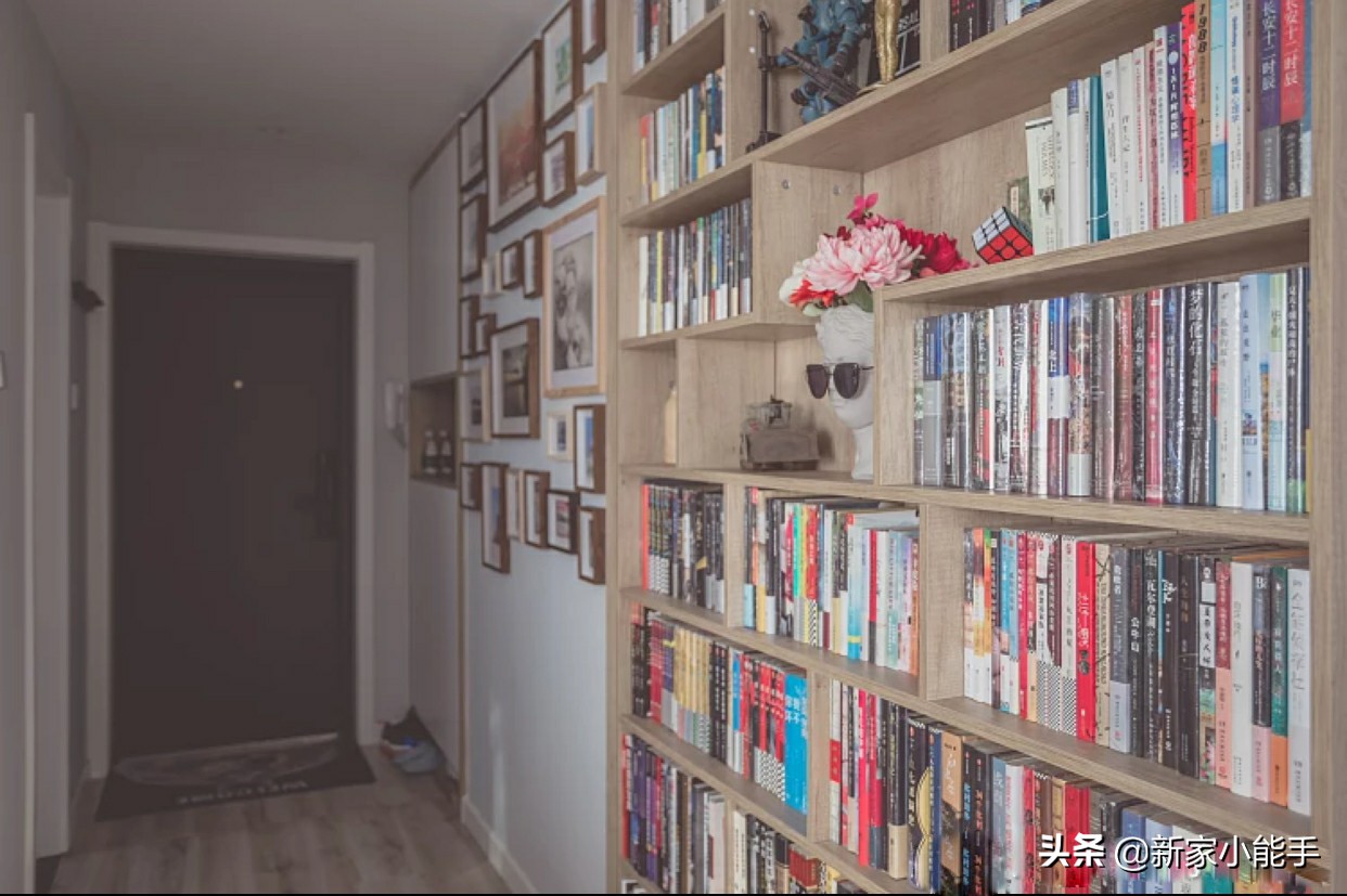 北京46平新房，一整面的书墙+家庭影院，待在家里都不想出门了