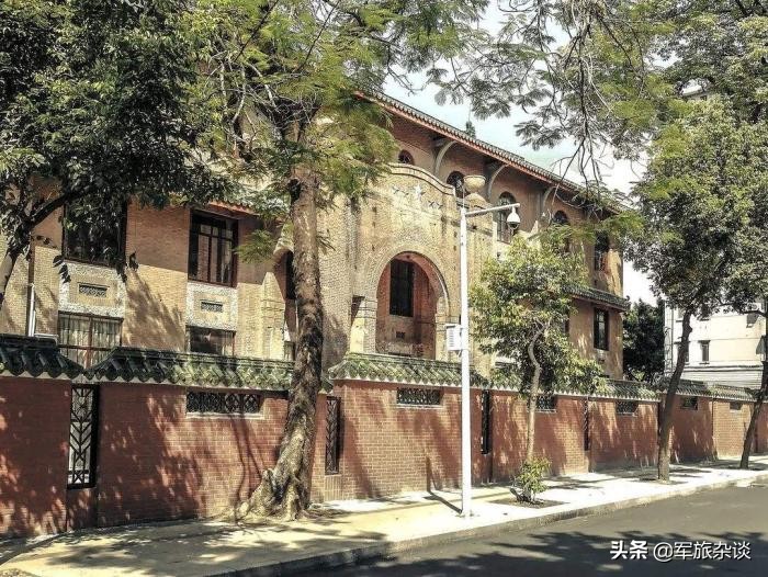 住在军区大院的军人都是什么级别，住在里面又