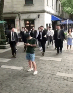 李佳琦为保安推人道歉，高情商挽回路人缘，“认怂”防口碑再翻车