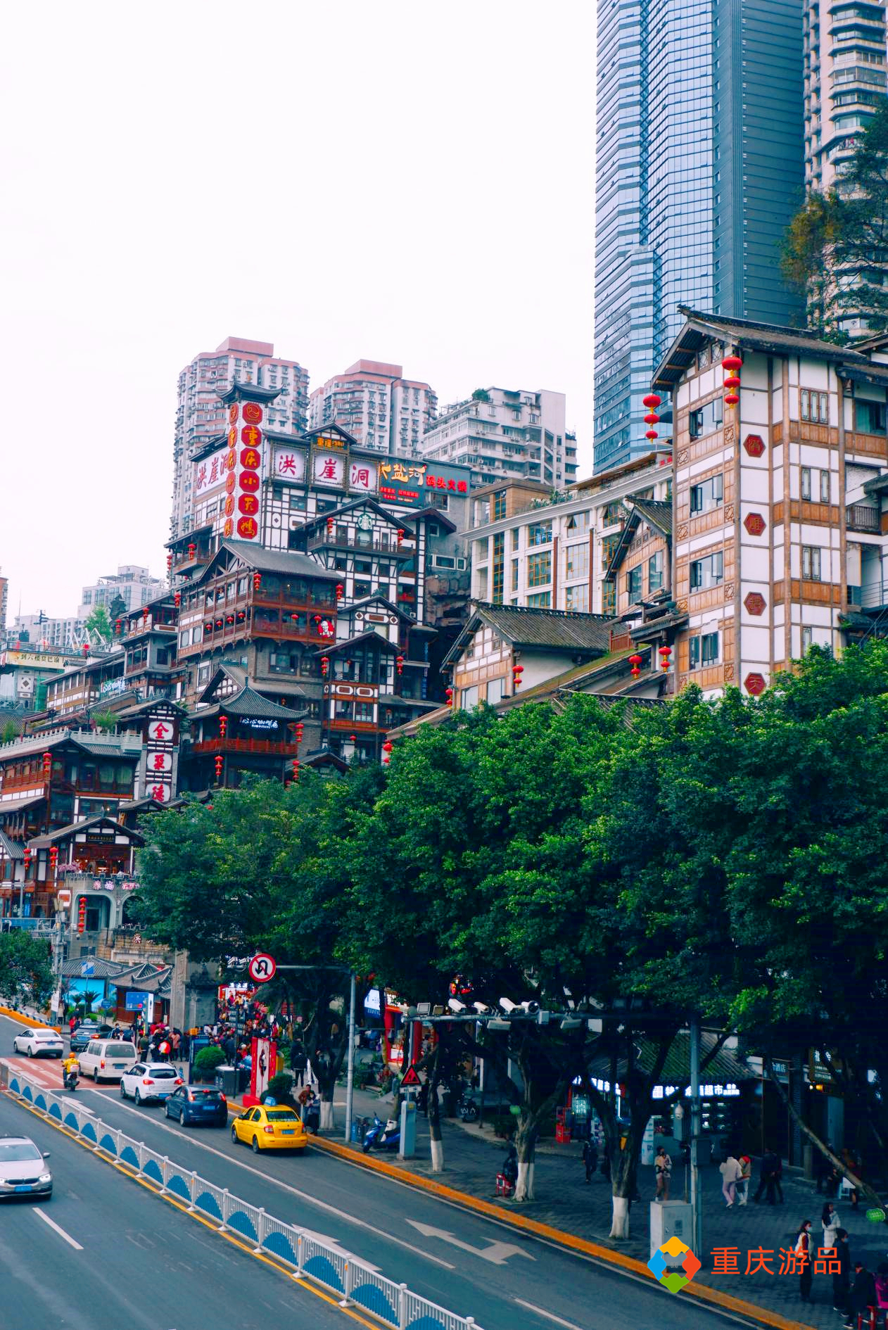 白天的洪崖洞没人喜欢？游客都是晚上才去，看看重庆人怎么说