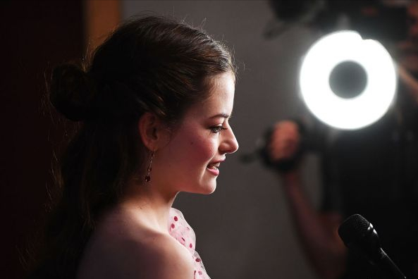 “暮光之城”那个小女孩如今已经21岁了，昔日的