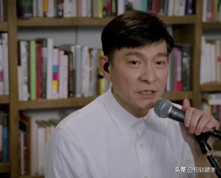 刘德华云演唱3首情歌致敬白衣天使，德才兼备的