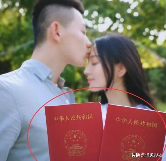 很多明星只晒结婚证封皮，只有这对坦诚夫妻，
