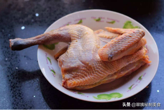 Cantonese soy chicken with bright color and tender meat, simple steps, you are worth a try