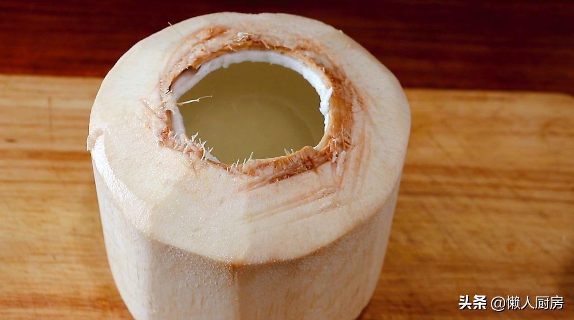 碰到這椰子別手軟，價格便宜，人人吃得起，塞進一隻雞，解饞