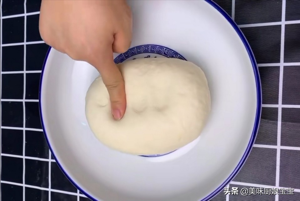 "Maoxiang pie" method to share, so the sauce pie is crispy on the outside and tender on the inside.