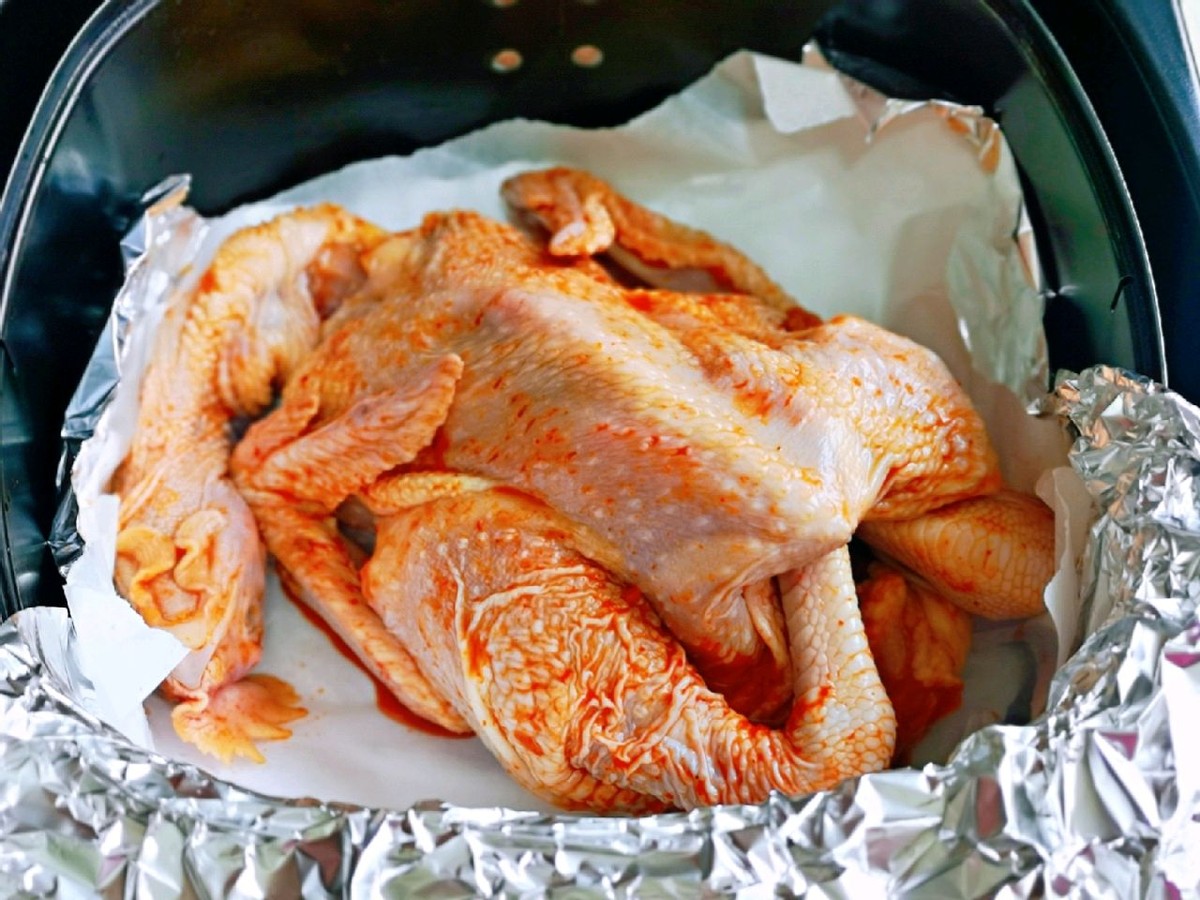 空气炸锅版辣酱烤鸡，鸡肉鲜嫩又入味，味道好吃，做法简单