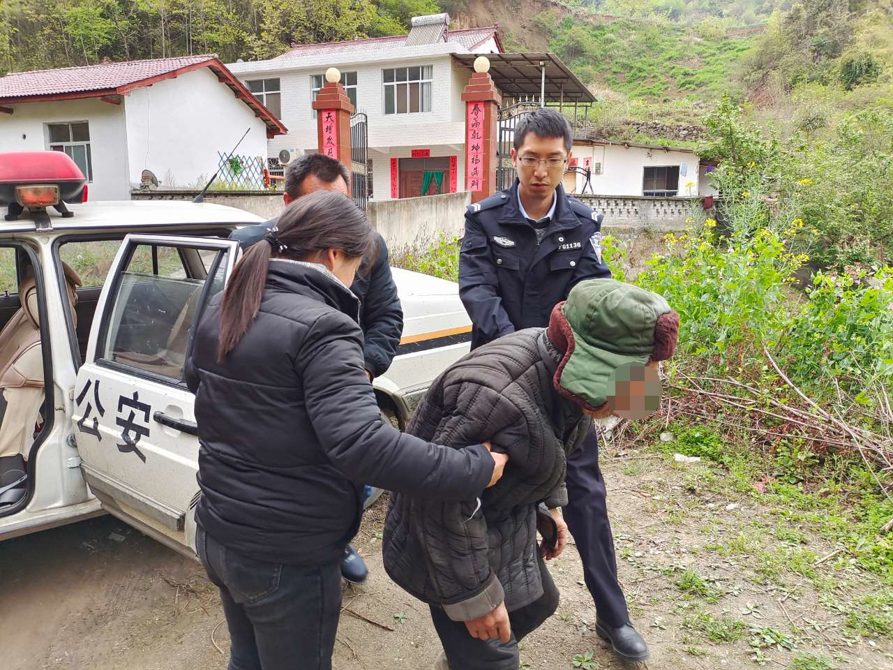 略阳公安：患病老人走失乡野，民警连夜救助寻亲