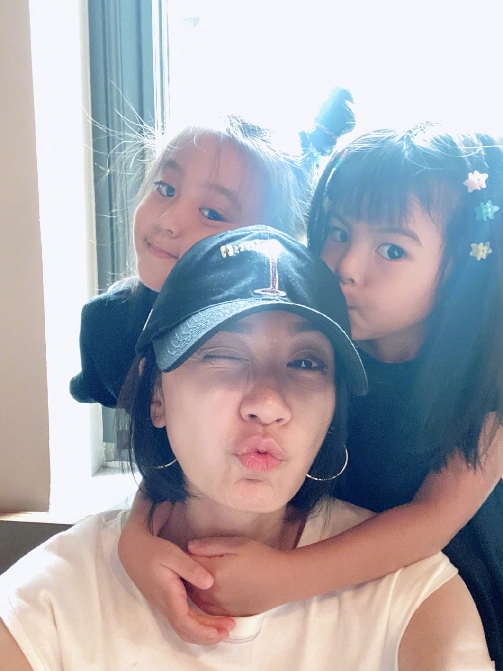 Gu Jingwen basks in a daughter to be illuminated nearly,       wears glasses very gentle, original       two appeared problem