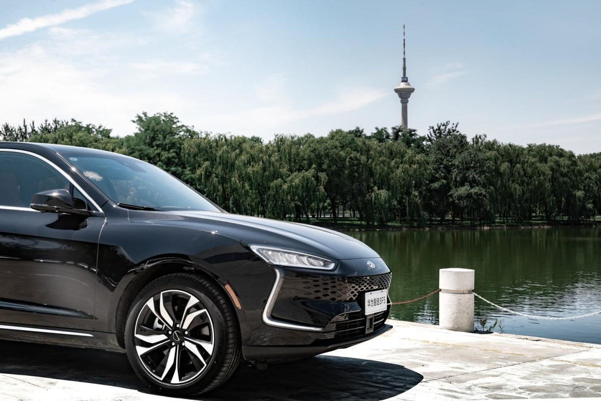 赛力斯华为智选sf5——一款采用电驱增程技术打造的新能源汽车