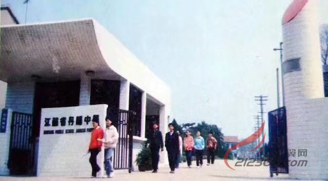 丹阳老照片：丹阳中学，汽车站，人民会堂，影剧院，第二百货