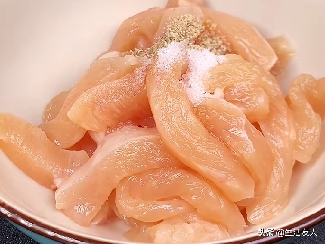 Prepare a piece of chicken breast. The chef teaches you how to make sweet and sour tenderloin, which is more delicious than pork.