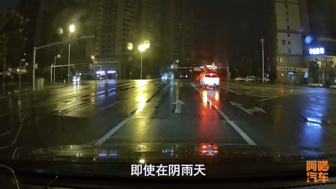 行車記錄儀怎么選？過來人的經(jīng)驗(yàn)告訴你，后視鏡式記錄儀隱患不少