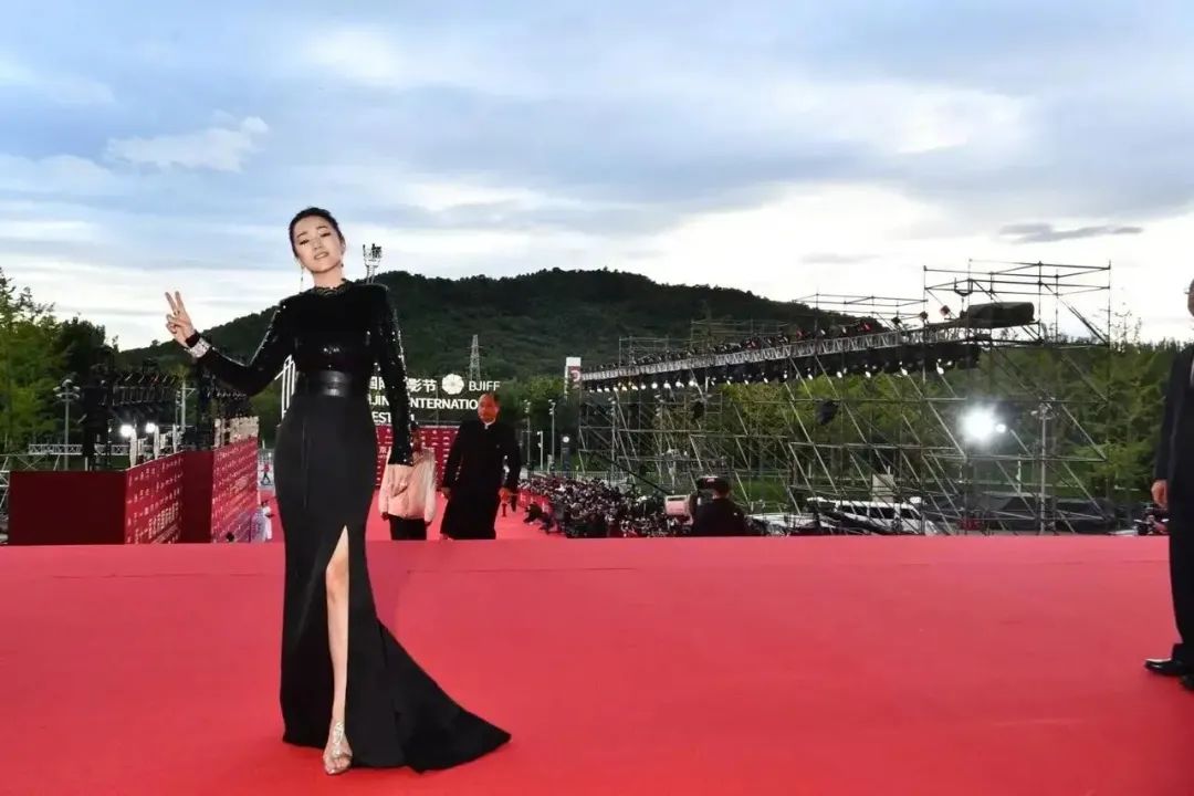 女明星红毯造型千奇百怪，杨颖太俗，梅婷让人