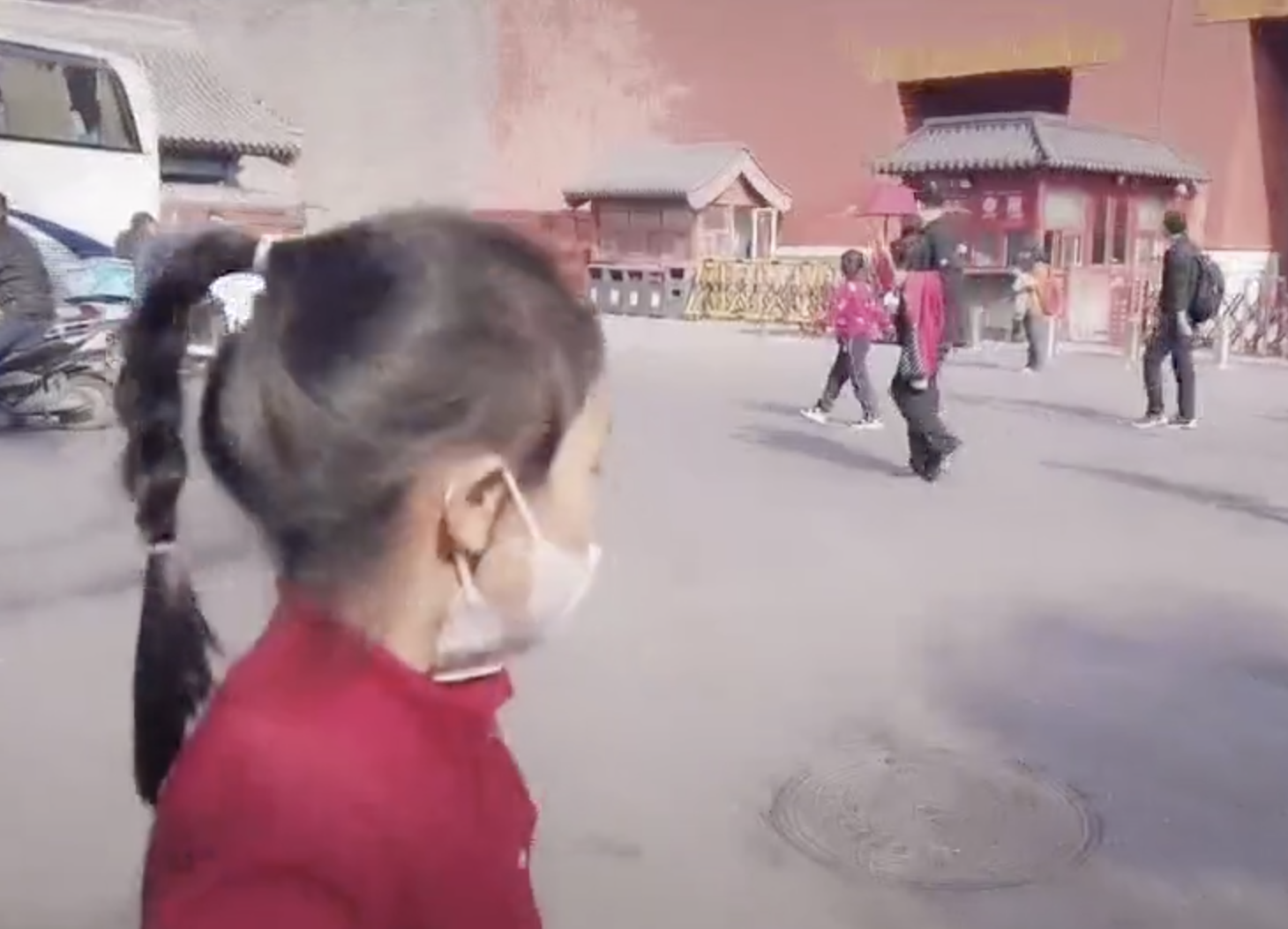 李小璐帶女兒遊故宮，甜馨輕鬆翻跟頭，被媽媽背在背上互動溫馨