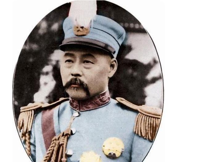 冯巩和两位姐姐回老家祭祖，姐弟三人如复制粘贴，长相一模一样