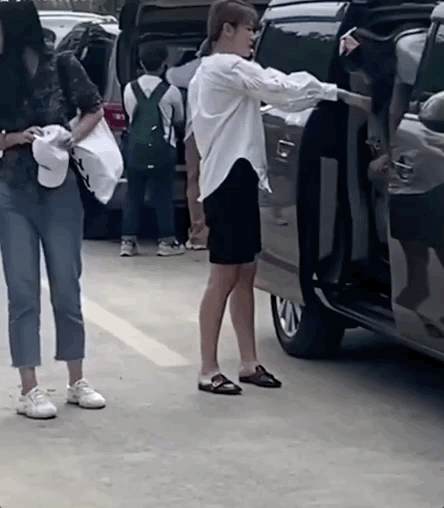 叶一茜带女儿现身，森碟身高直逼妈妈，母女俩穿着朴素接地气